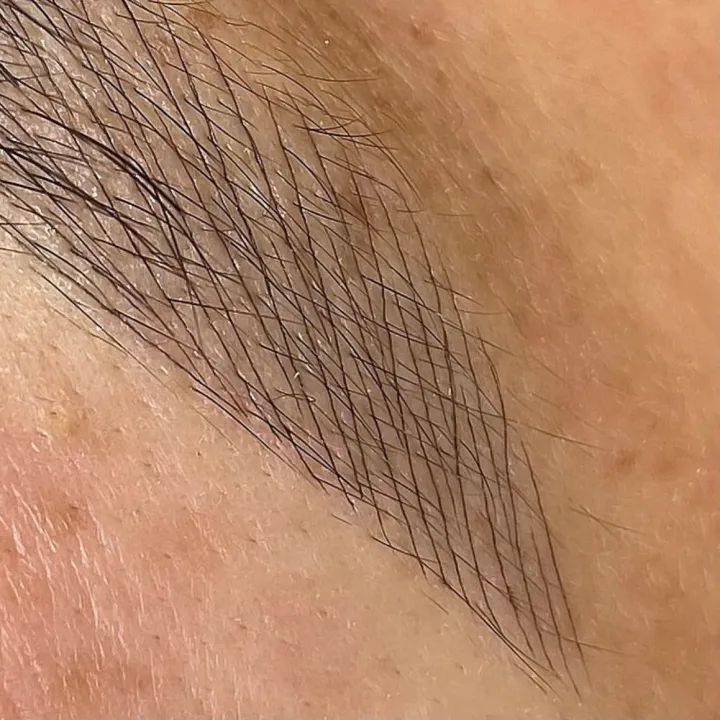 맨즈브로우 디테일 클로즈업